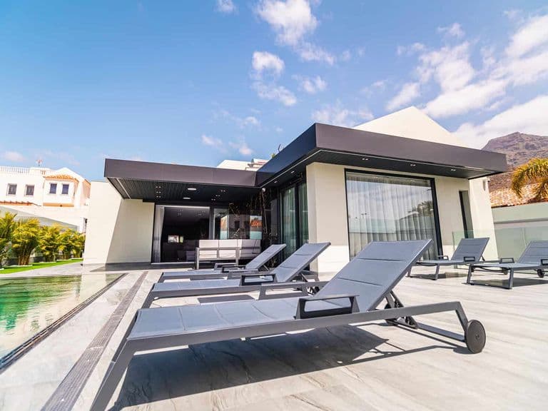 Terraza con tumbonas junto a la piscina