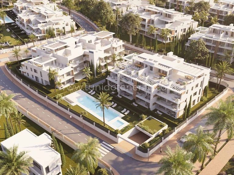 Ansamblu de clădiri albe cu piscină exterioară
