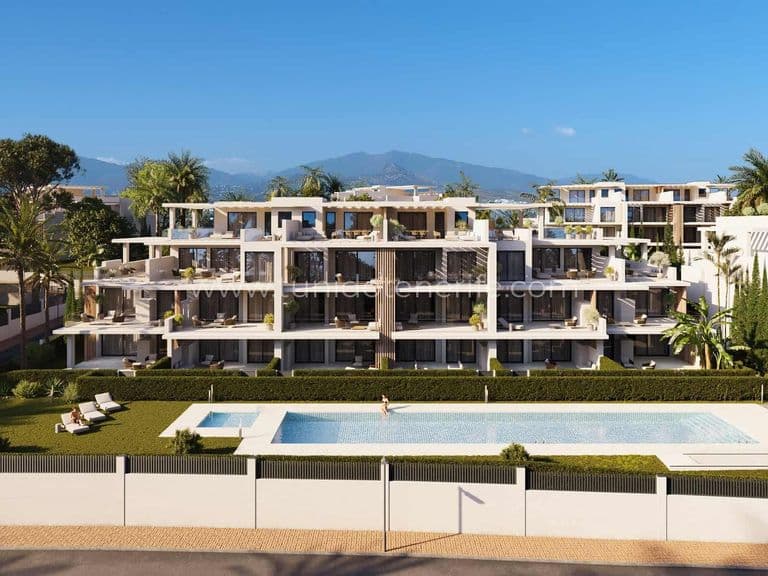 Piscină exterioară, clădire modernă și grădină