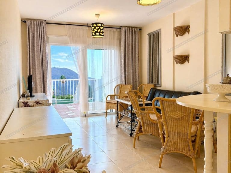 Apartamento en venta en Chayofa con terraza y piscina comunitaria