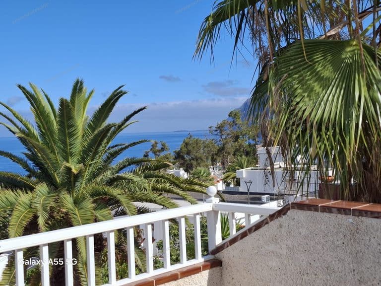 Apartamento con terraza y vistas al océano en Los Gigantes