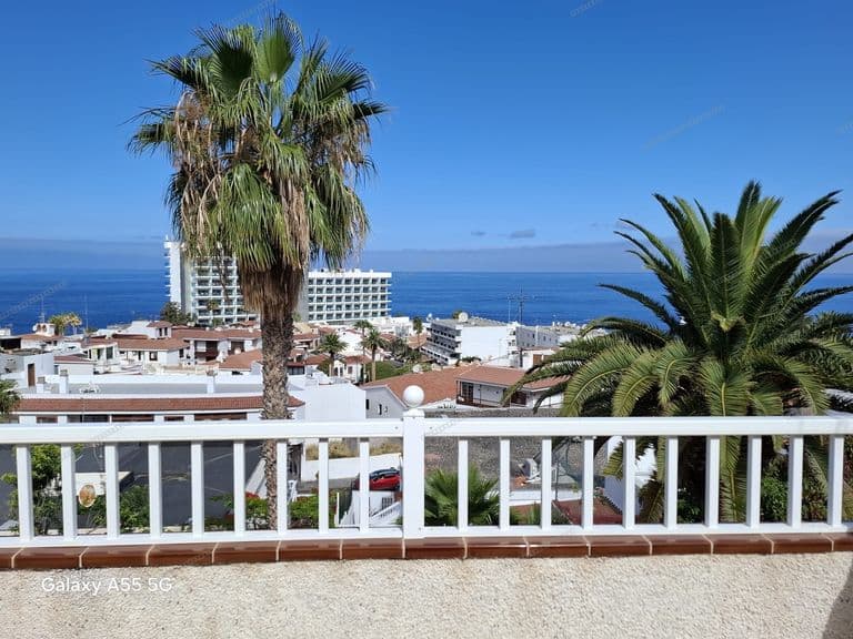 Apartamento con terraza y vistas al océano en Los Gigantes