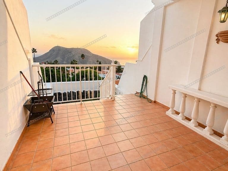 Apartamento en venta en Chayofa con terraza y piscina comunitaria