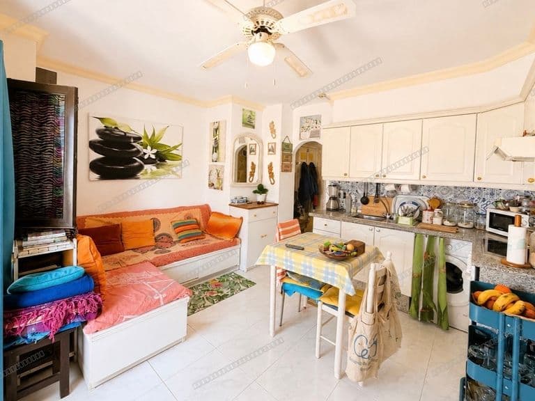 Apartamento con terraza y piscina comunitaria en Los Cristianos