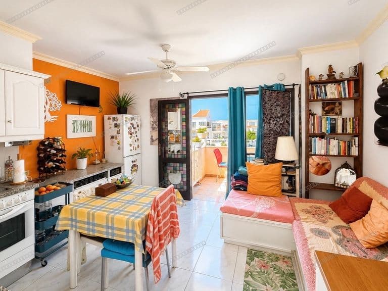 Apartamento con terraza y piscina comunitaria en Los Cristianos