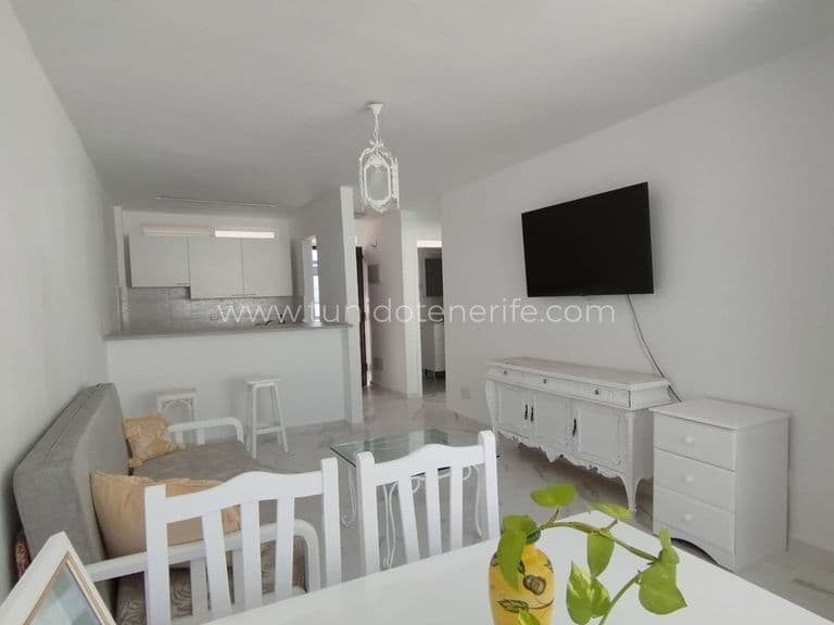 Living luminosos cu canapea, masă de dining și televizor