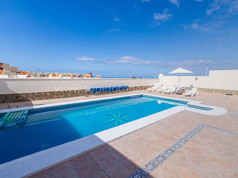 Piscina all'aperto con lettini e cielo sereno