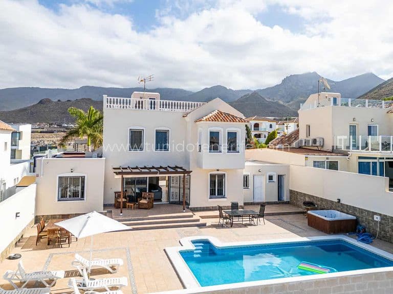 Casa bianca con piscina, terrazza e vista sulle montagne