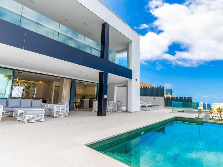 Terraza exterior con piscina y salón abierto