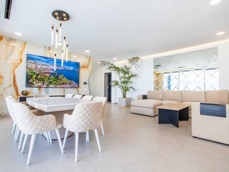 Salón moderno con comedor, sofá en L y televisor