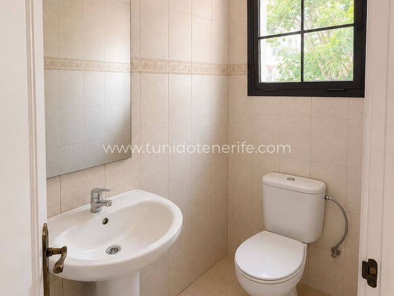 Aseo con lavabo, inodoro y ventana
