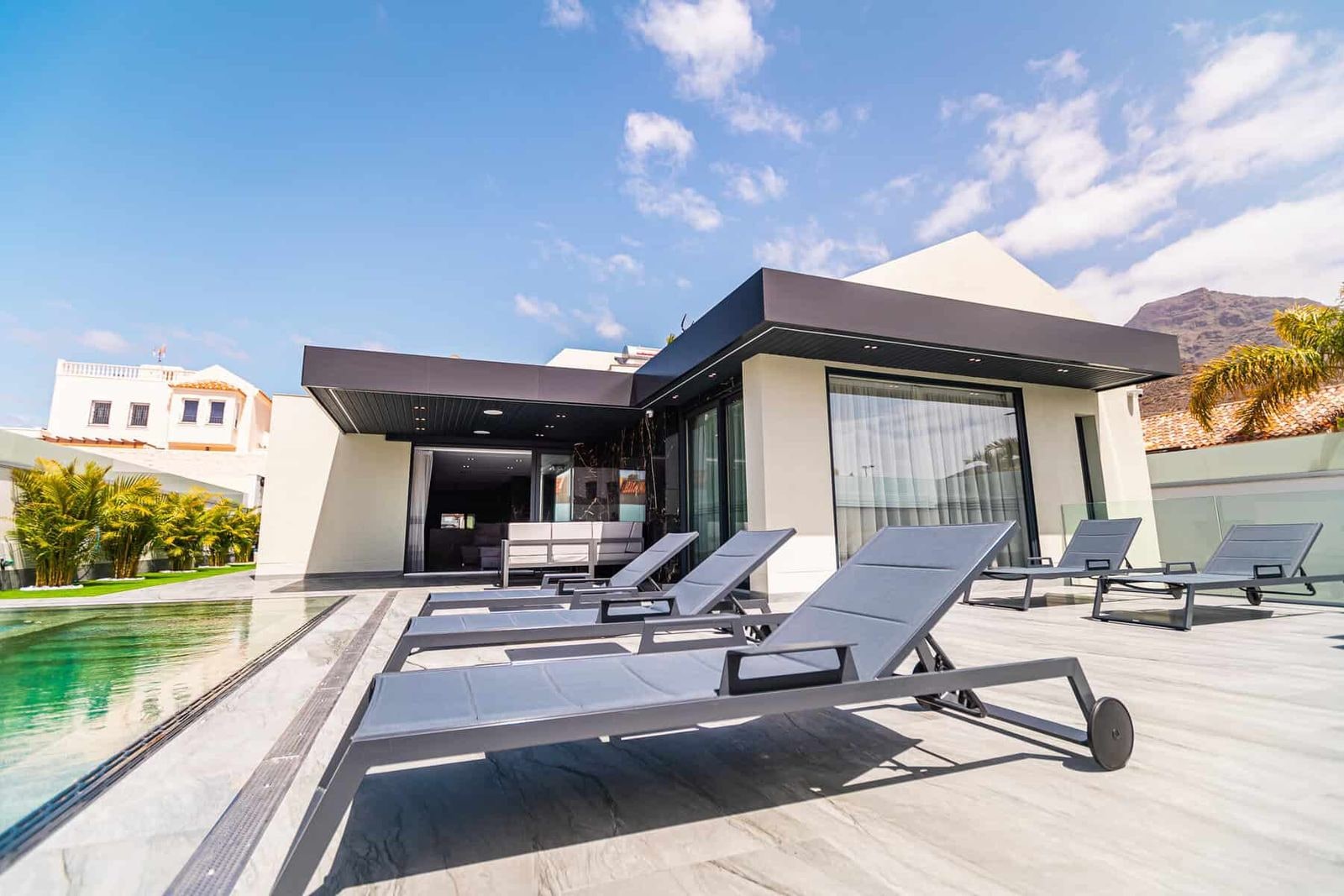 Terraza con tumbonas junto a la piscina