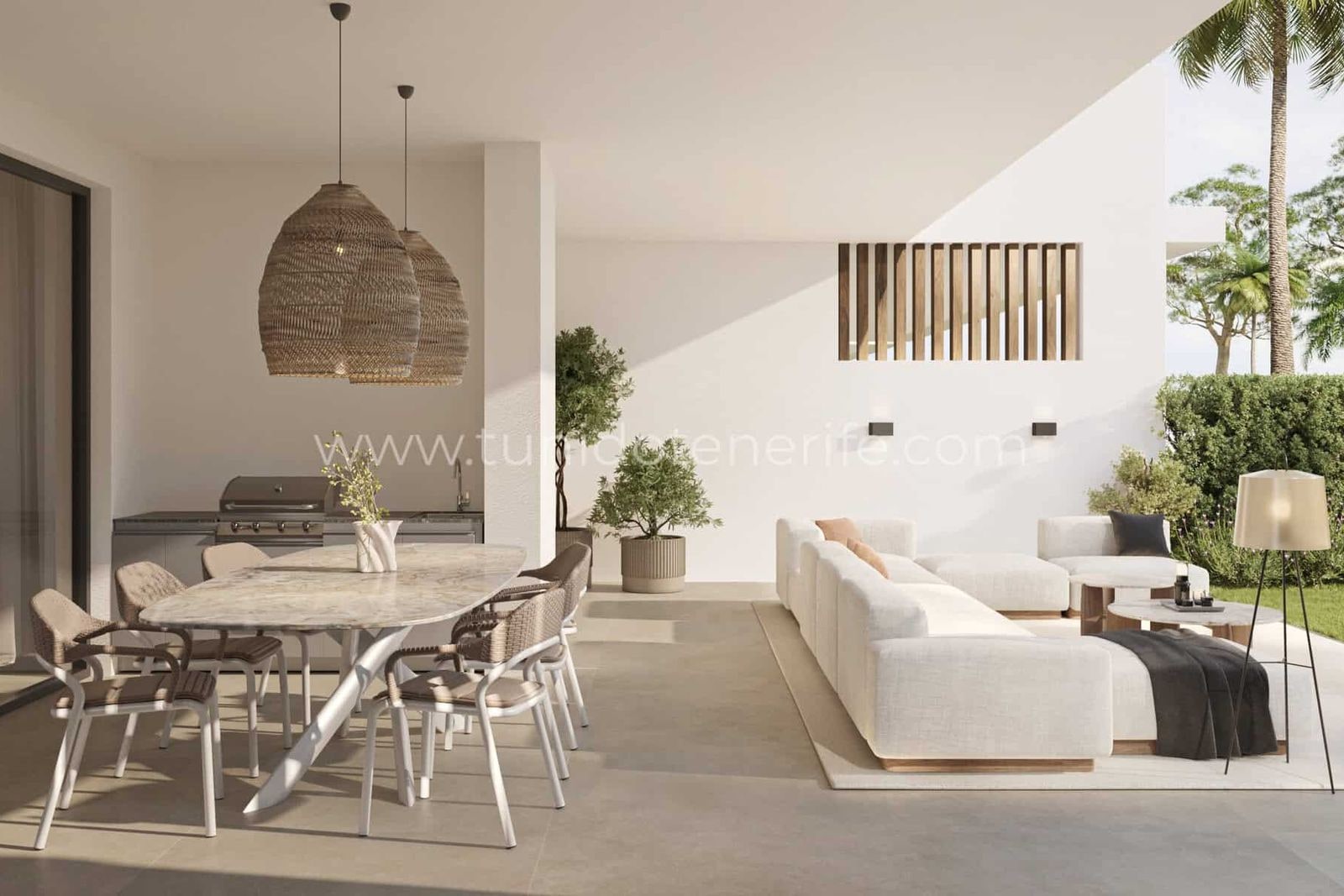 Zonă de dining și living exterior cu canapele și masă