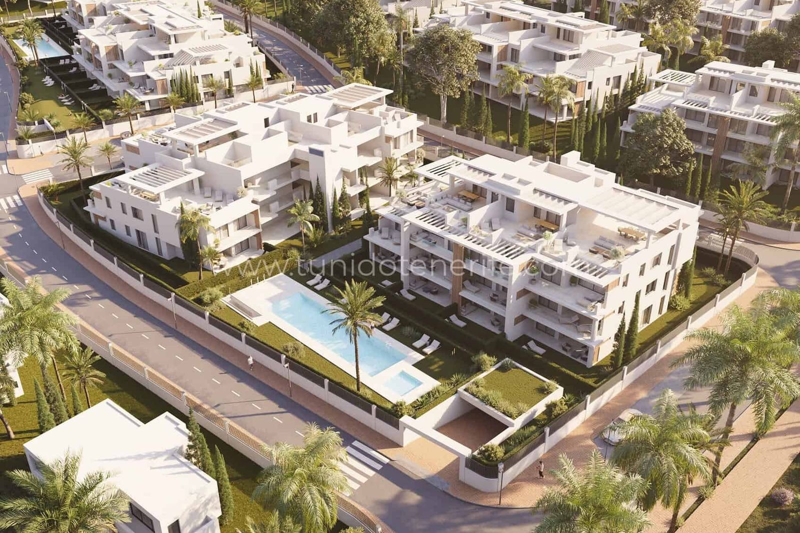 Ansamblu de clădiri albe cu piscină exterioară