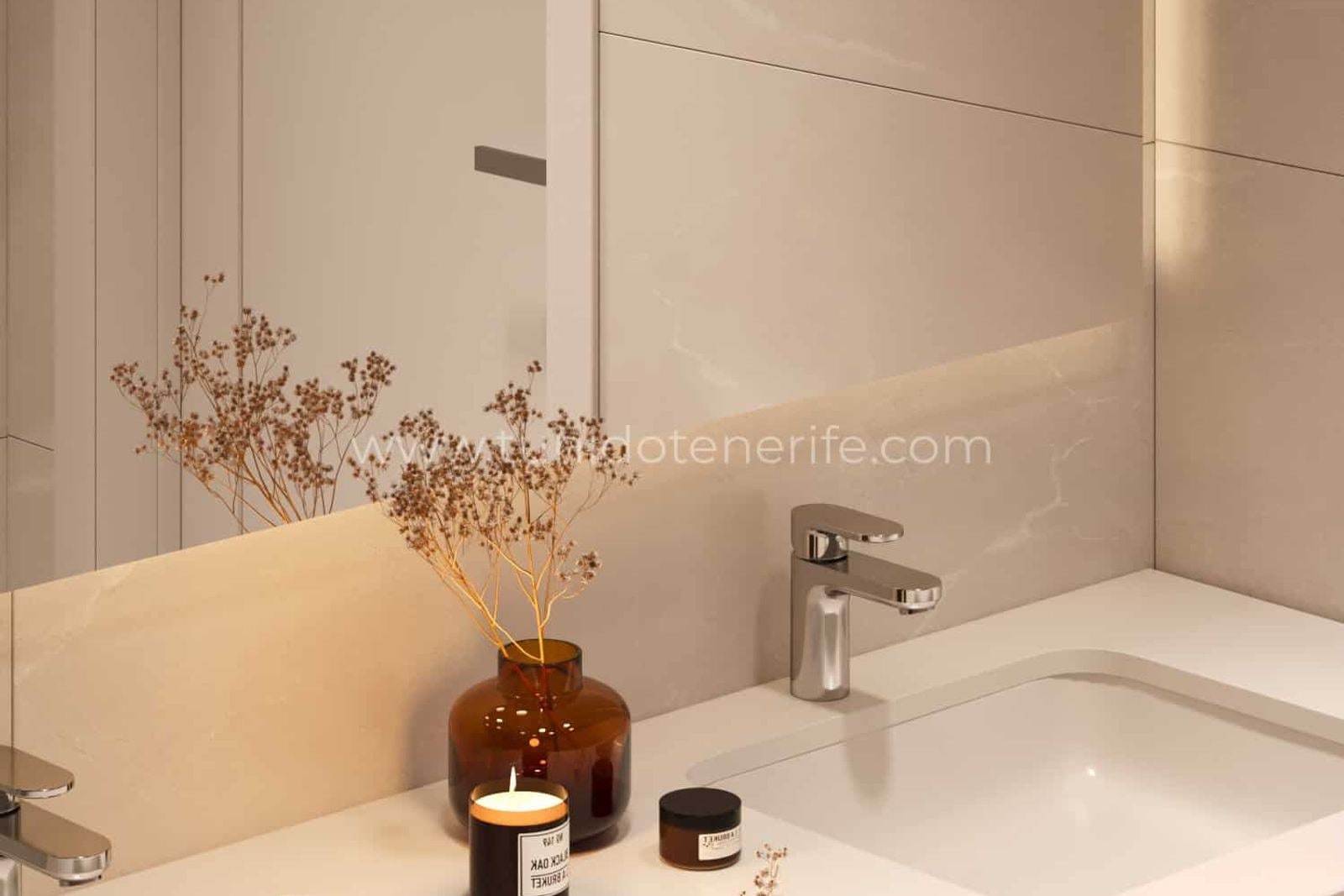 Lavoar modern cu oglindă, lumânări și vază decorativă