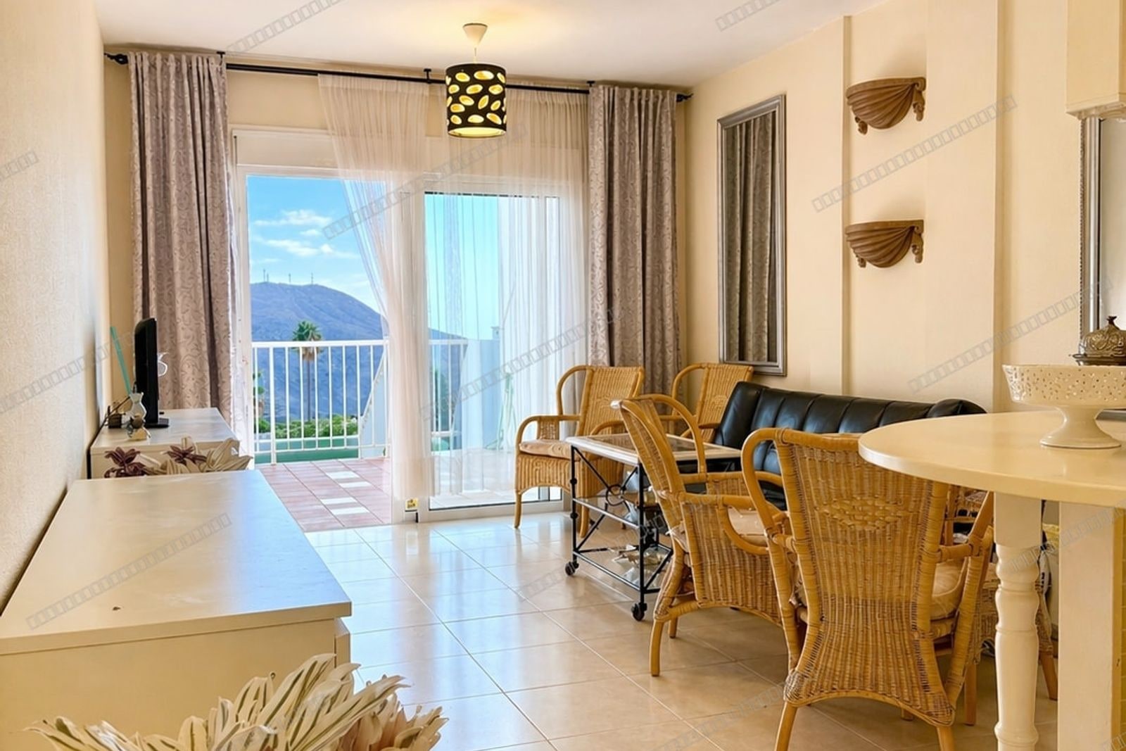 Apartamento en venta en Chayofa con terraza y piscina comunitaria