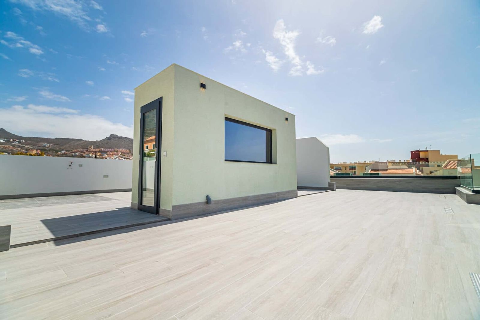 Terraza amplia con cuarto técnico y suelo claro