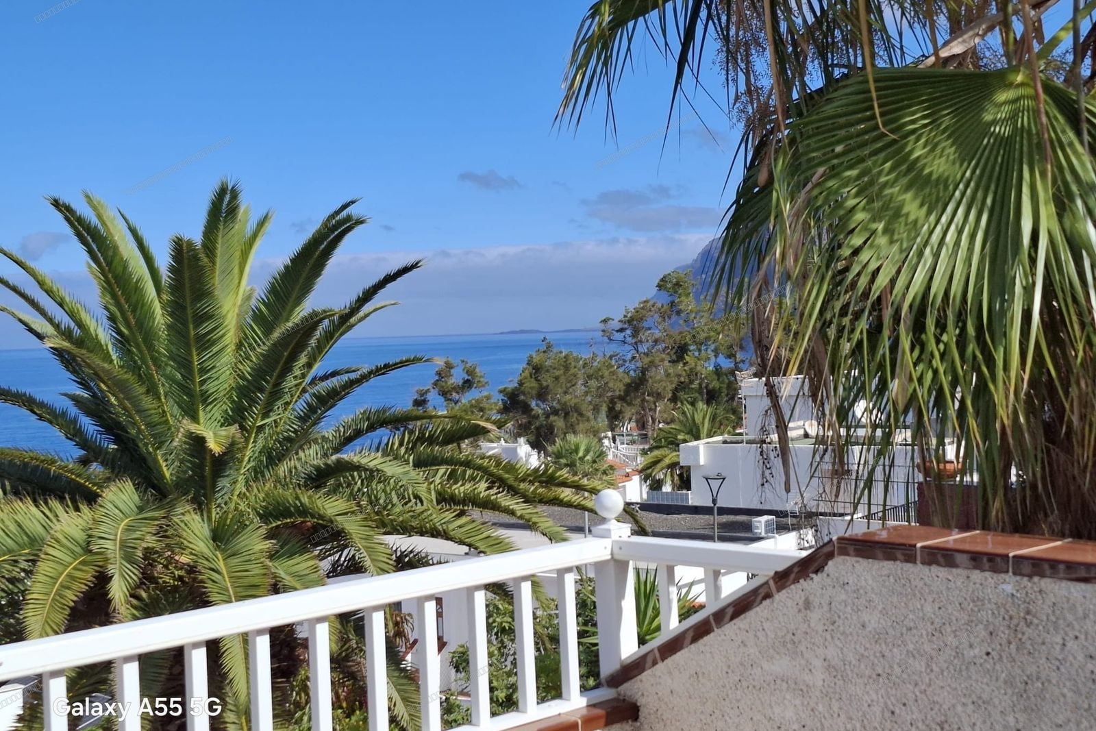 Apartamento con terraza y vistas al océano en Los Gigantes