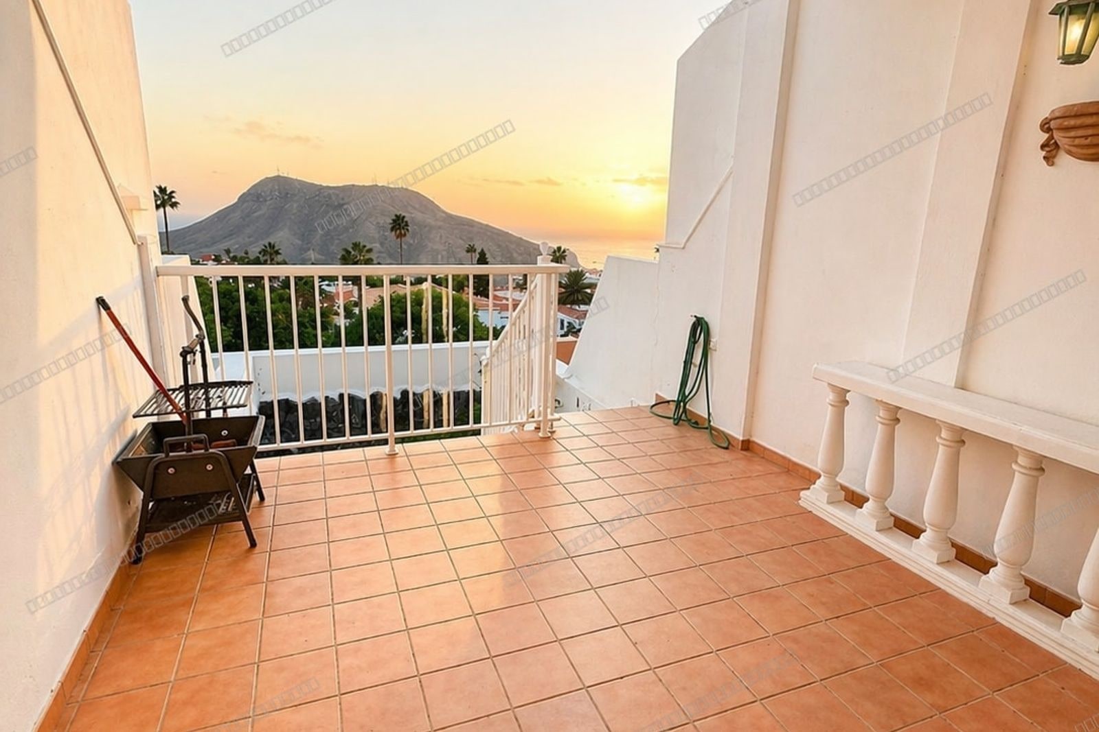 Apartamento en venta en Chayofa con terraza y piscina comunitaria