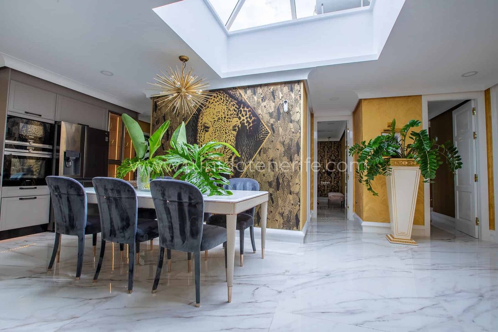 Comedor moderno con plantas y suelo de mármol