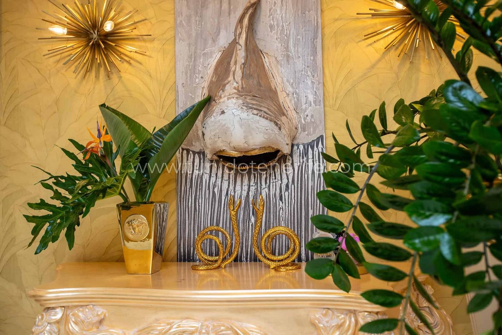 Recibidor decorado con espejo y plantas ornamentales
