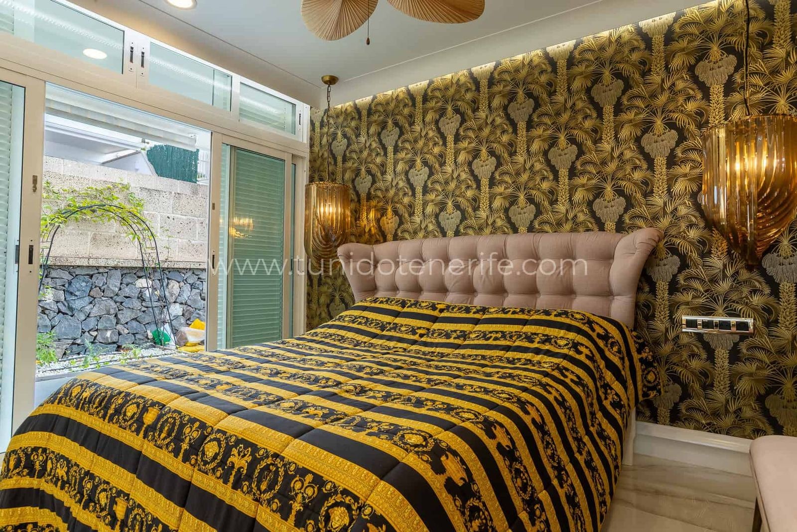 Dormitorio con cama doble y papel pintado decorativo