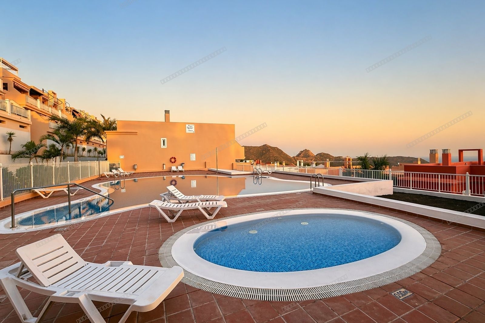 Apartamento en venta en Chayofa con terraza y piscina comunitaria
