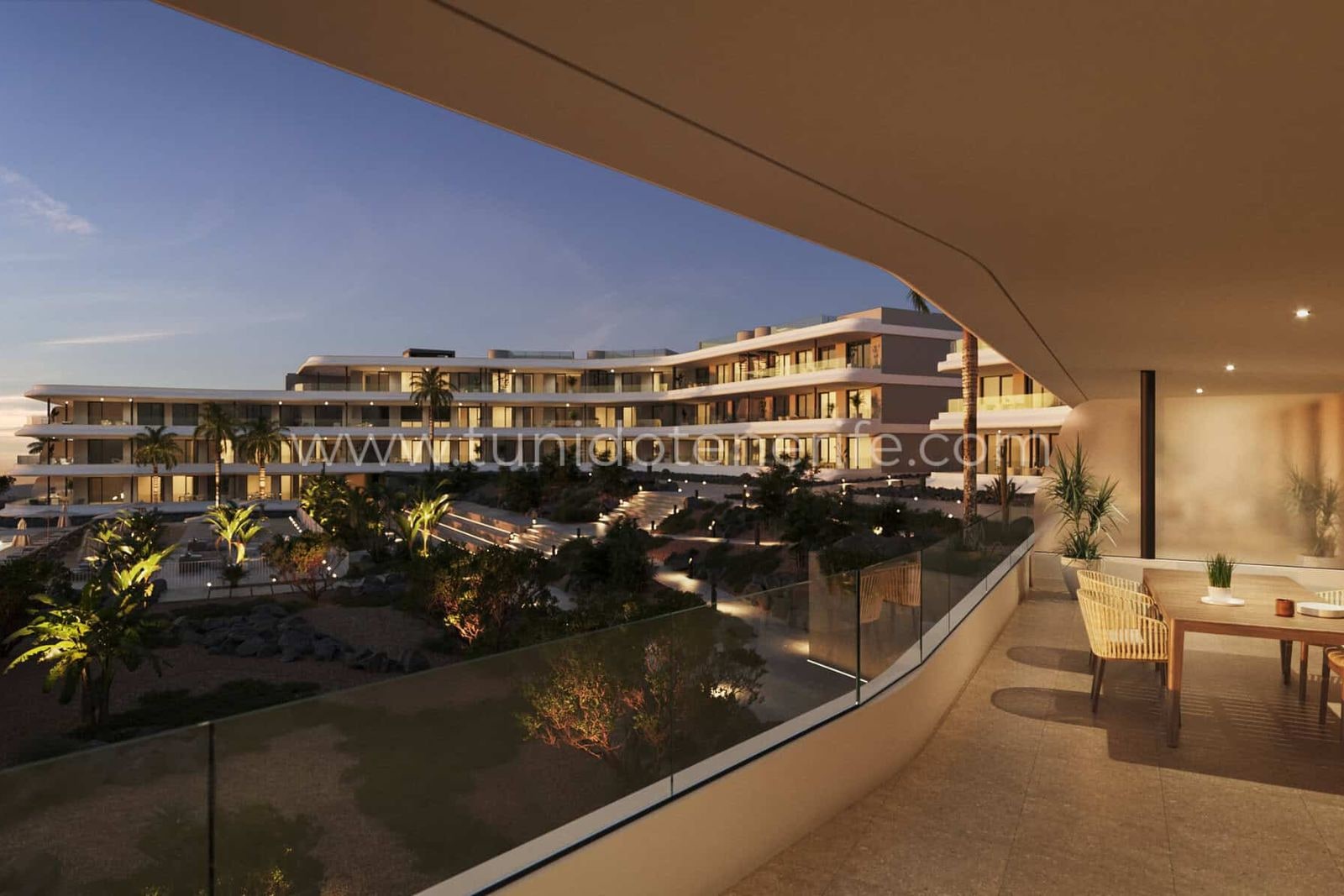 Terasă cu masă, scaune și vedere la grădină