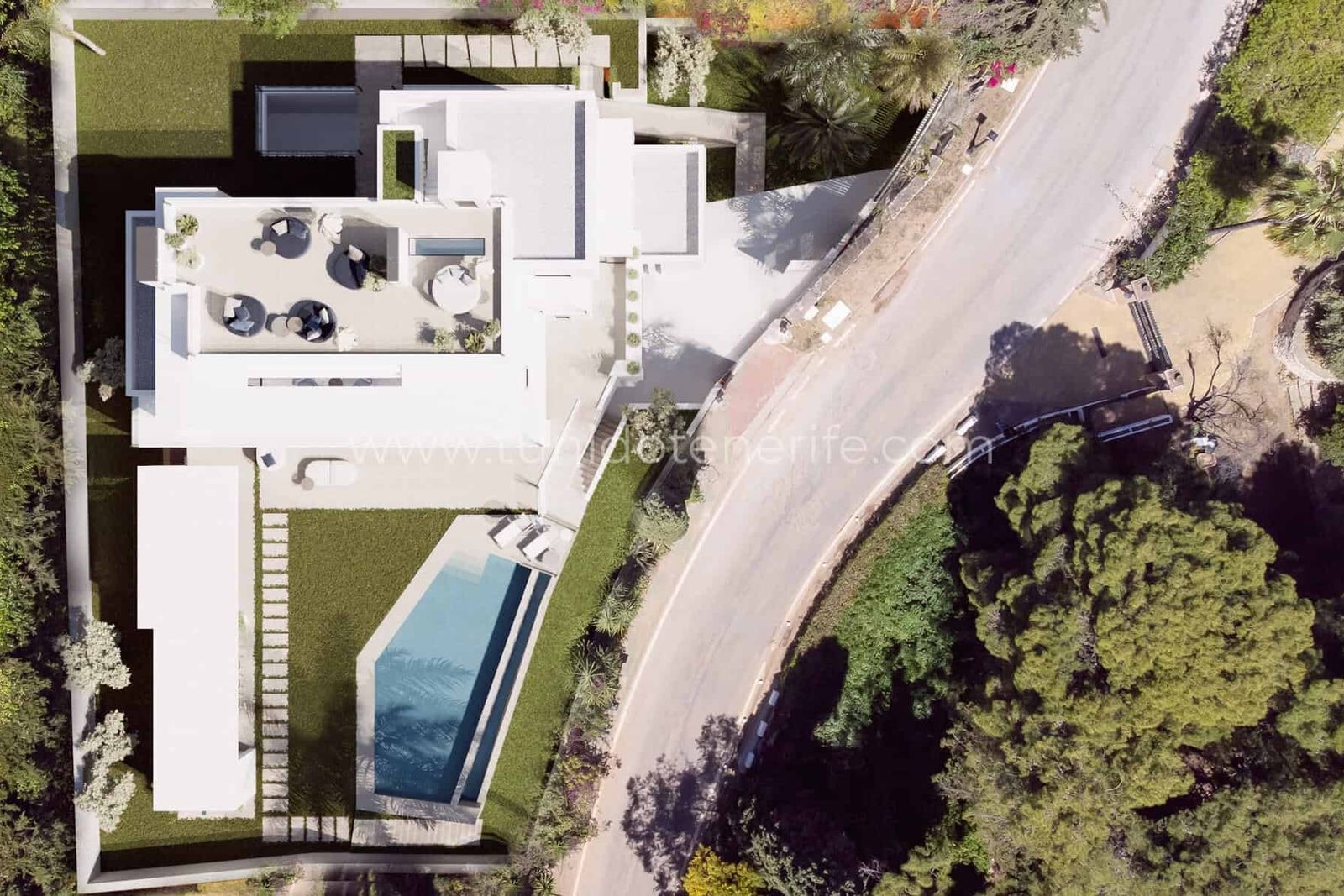 Vedere aeriană a terasei, piscinei și accesului exterior
