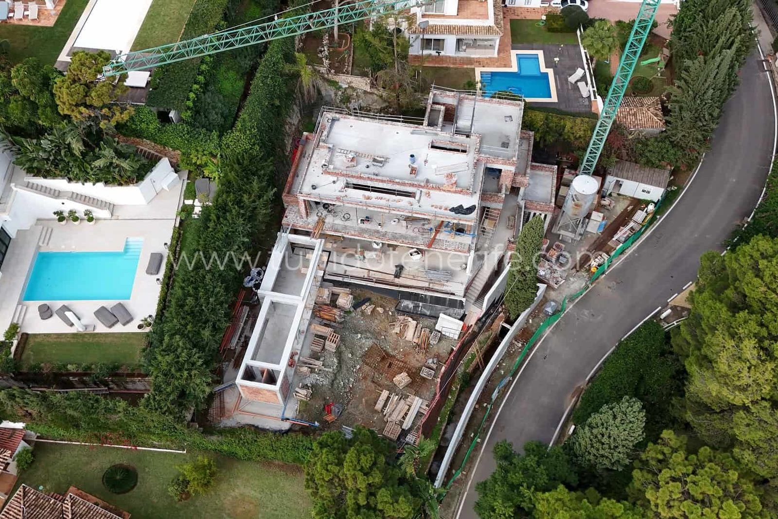 Casă în construcție, cu acoperiș și structură parțial ridicate