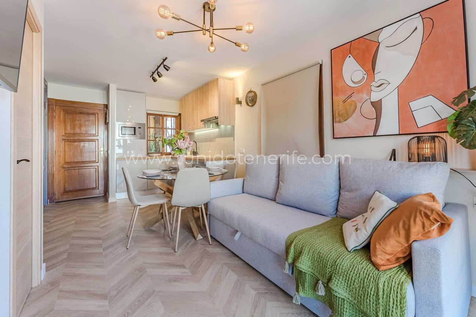 Living cu zonă de dining modernă, cu canapea gri și masă