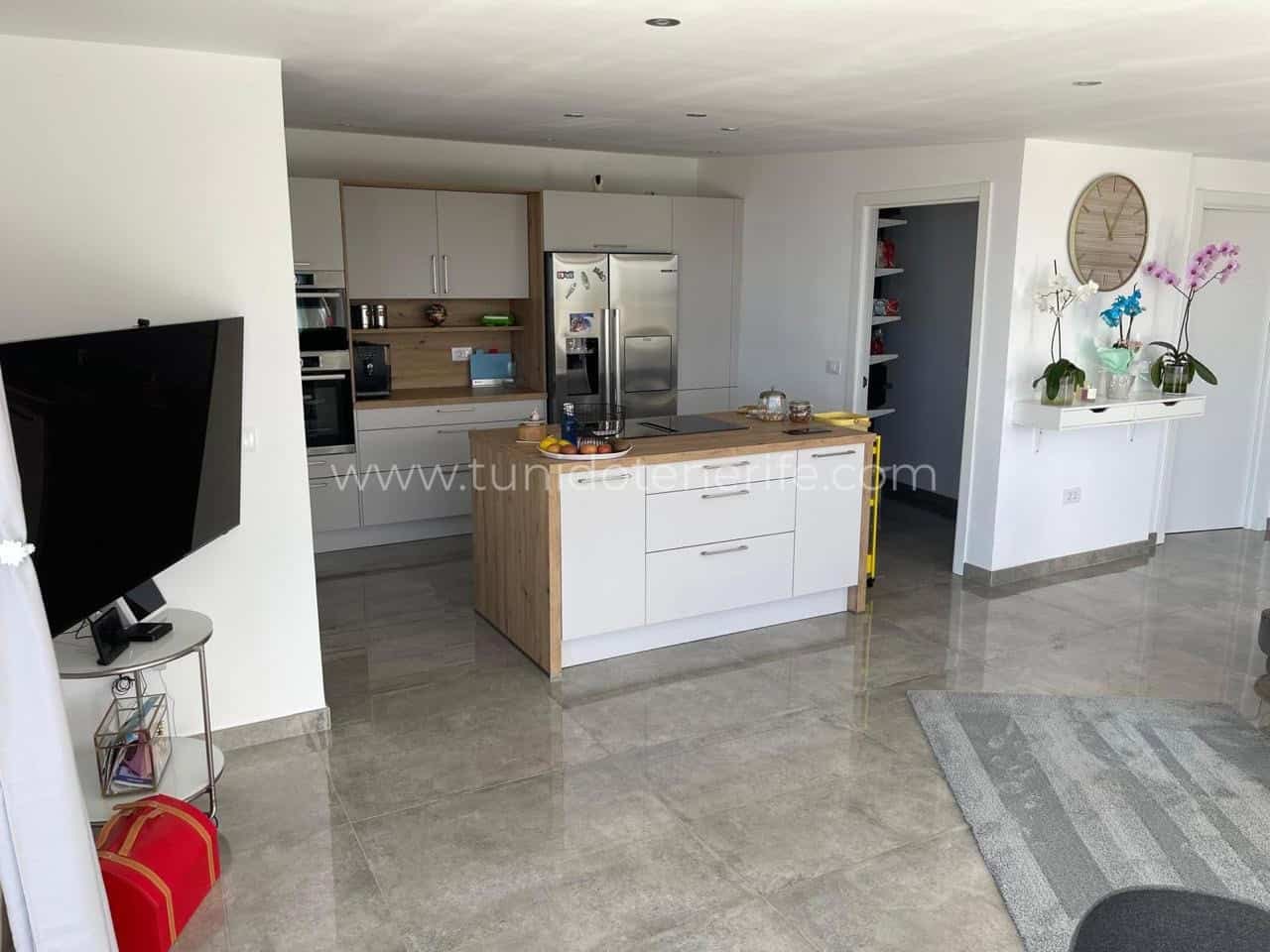 Living open space cu bucătărie modernă și pardoseală din gresie