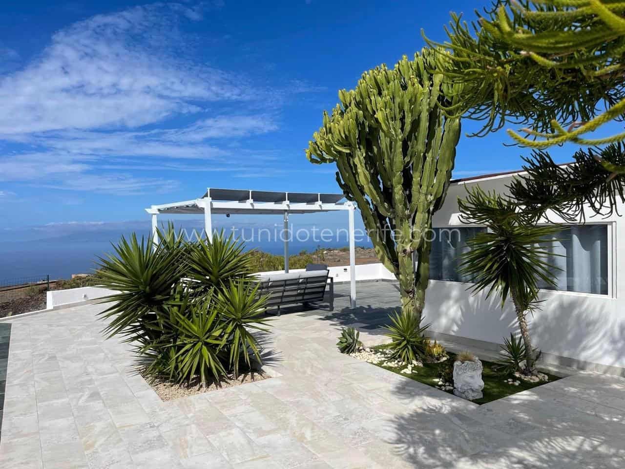 Terasă cu pergolă, bănci și plante tropicale