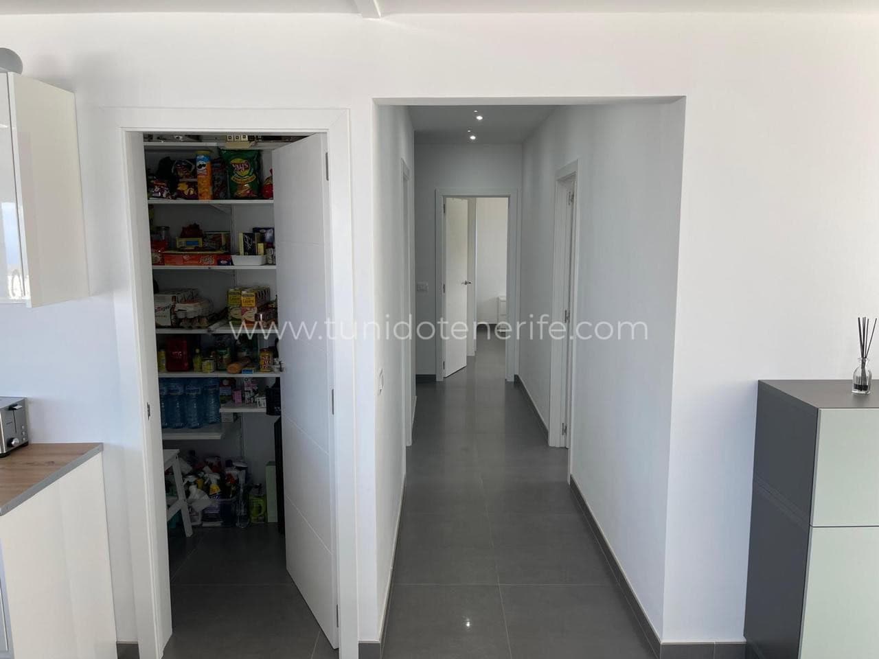 Hol interior cu dulap de depozitare deschis
