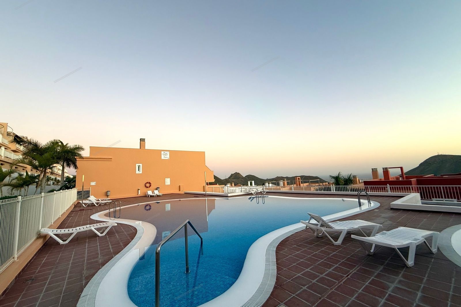 Apartamento en venta en Chayofa con terraza y piscina comunitaria