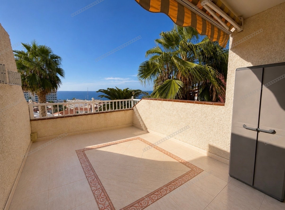 Apartamento con terraza y vistas al océano en Los Gigantes