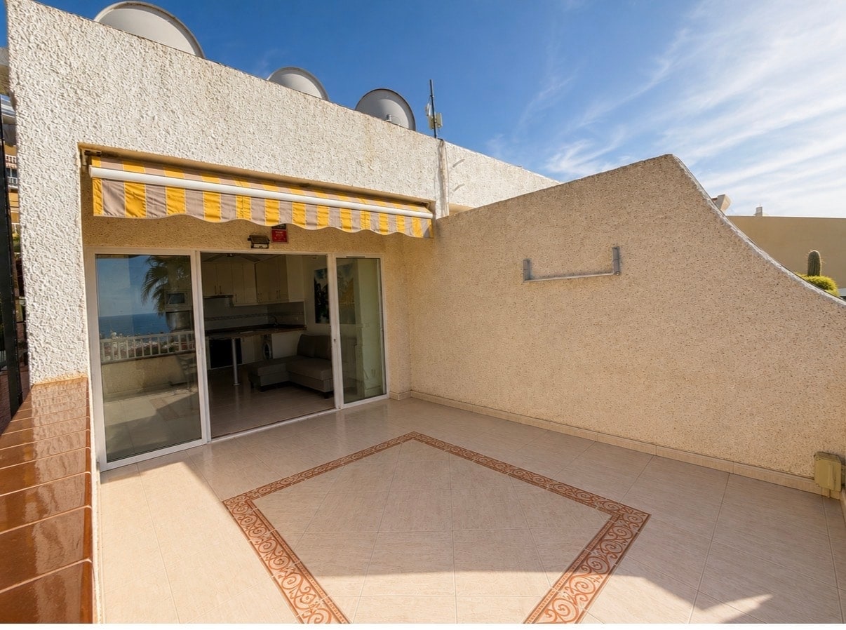 Apartamento con terraza y vistas al océano en Los Gigantes