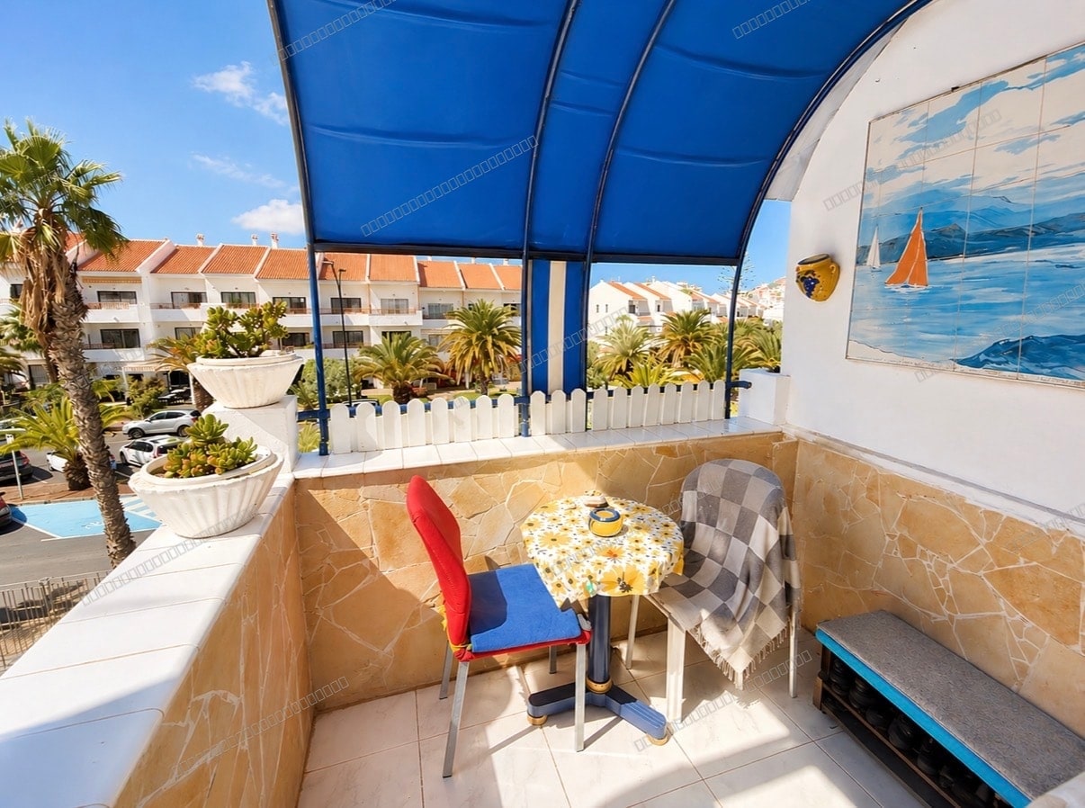 Apartamento con terraza y piscina comunitaria en Los Cristianos