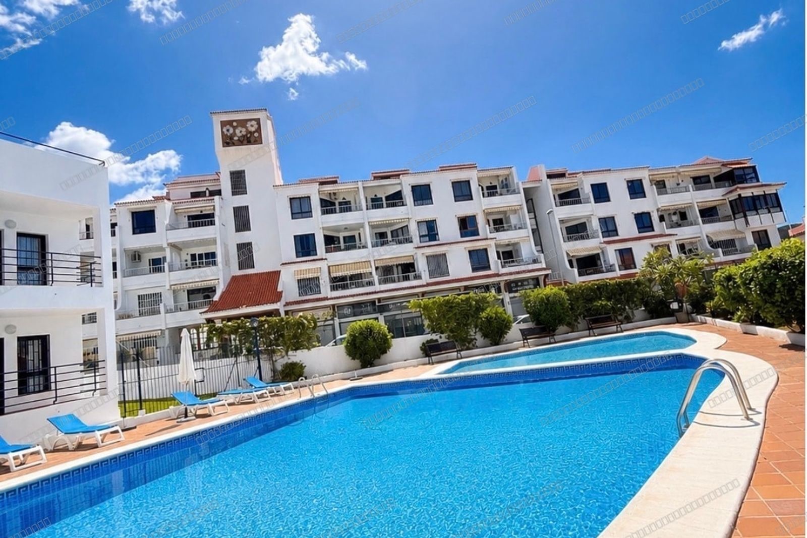 Apartamento con terraza y piscina comunitaria en Los Cristianos