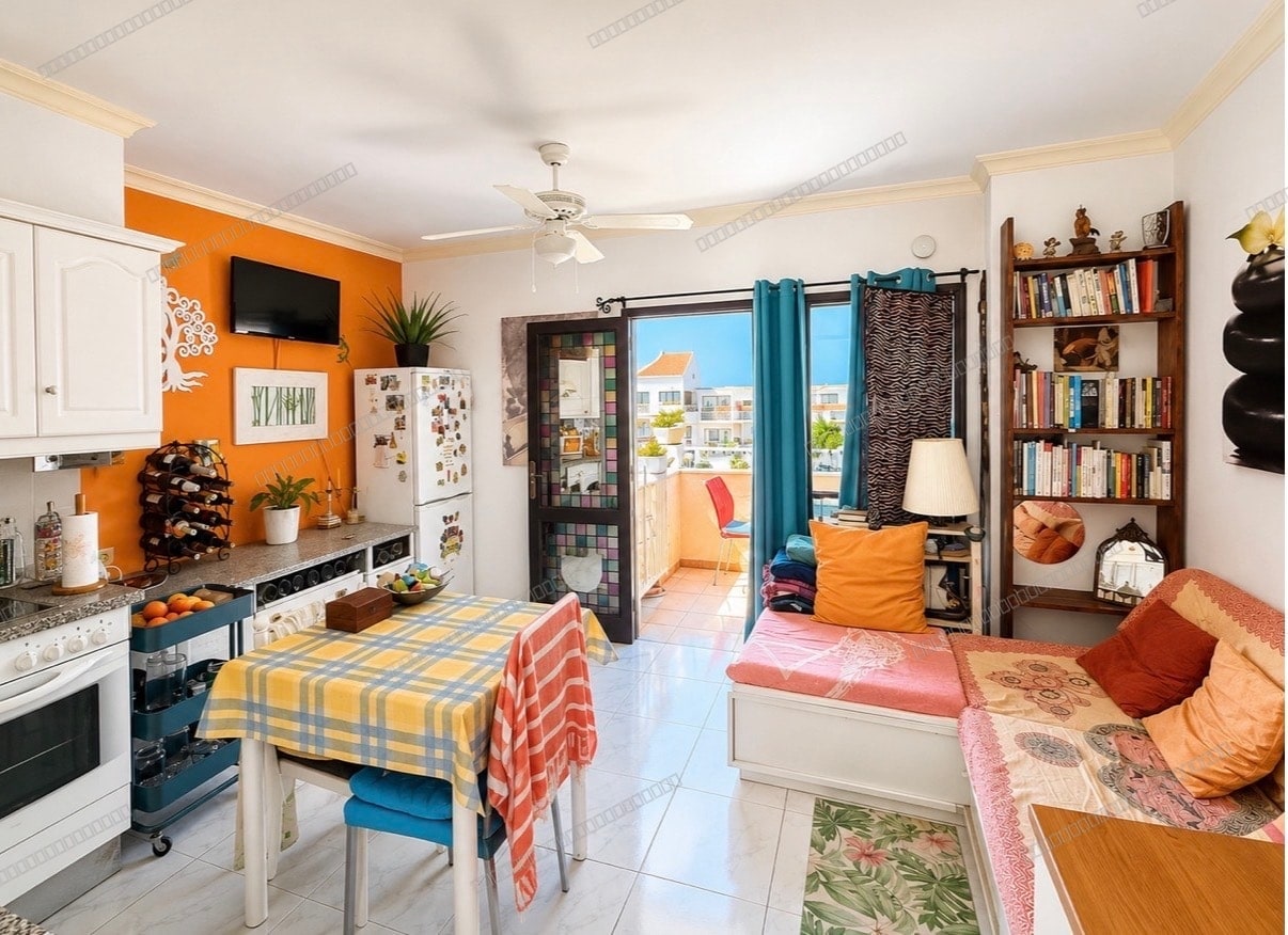 Apartamento con terraza y piscina comunitaria en Los Cristianos