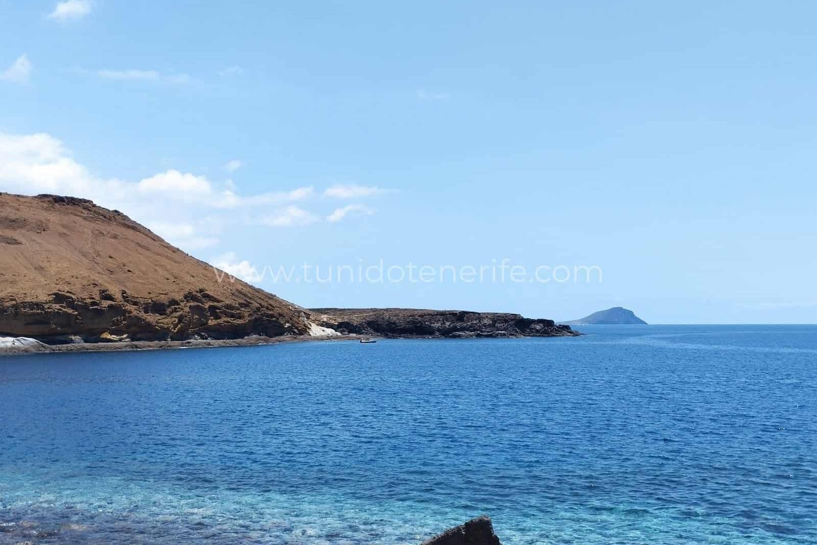 Coastă stâncoasă lângă marea albastră