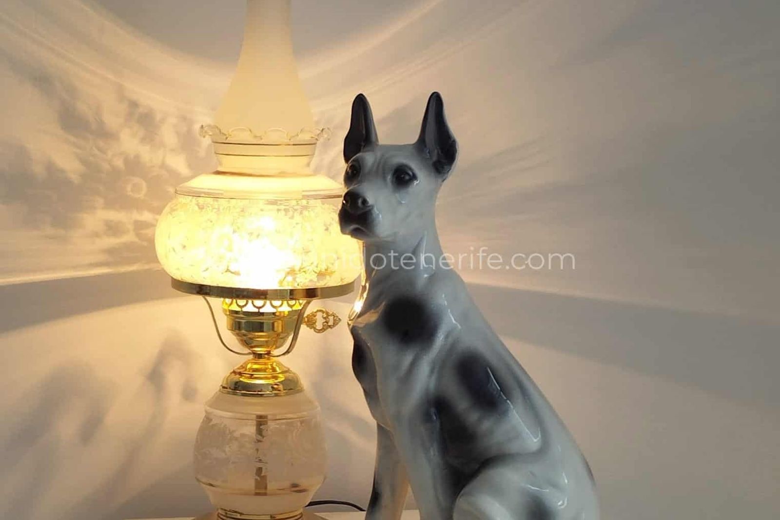 Lampă de masă și figurină decorativă de câine