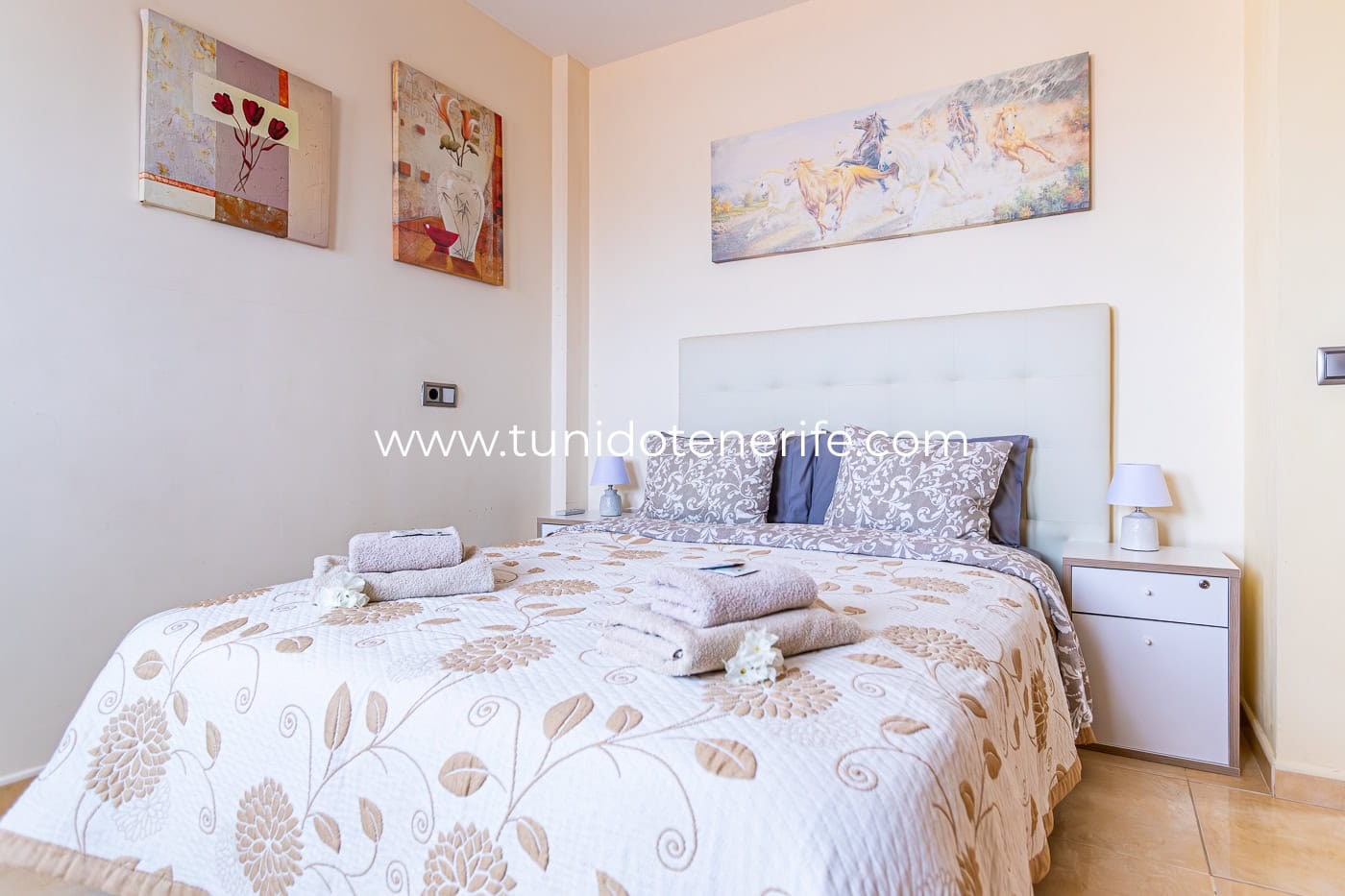 Chambre lumineuse avec lit double et tables de chevet