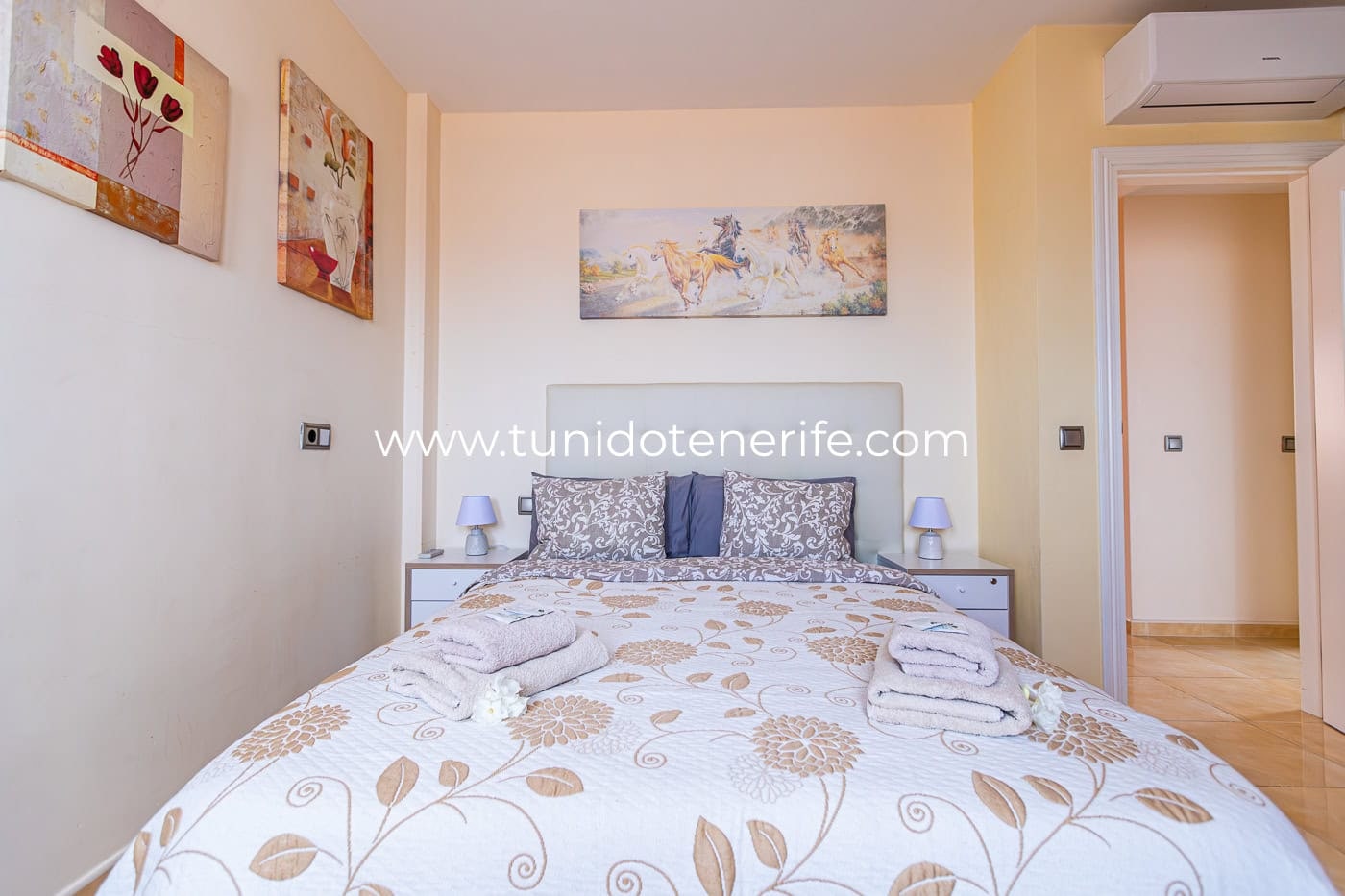 Chambre lumineuse avec lit double et tables de chevet