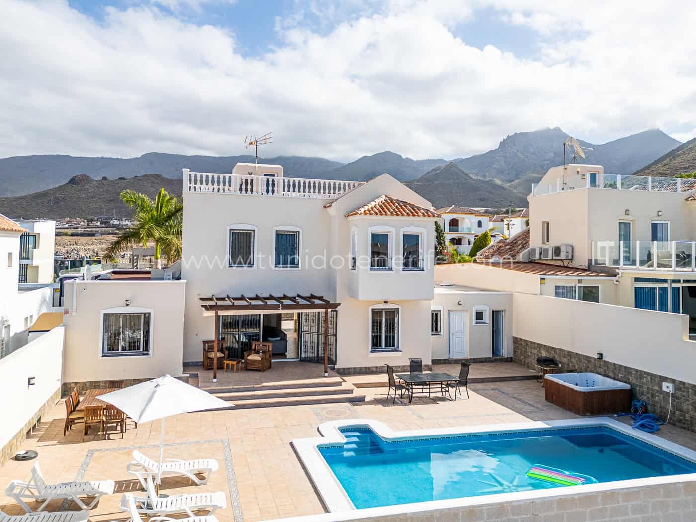Casa bianca con piscina, terrazza e vista sulle montagne