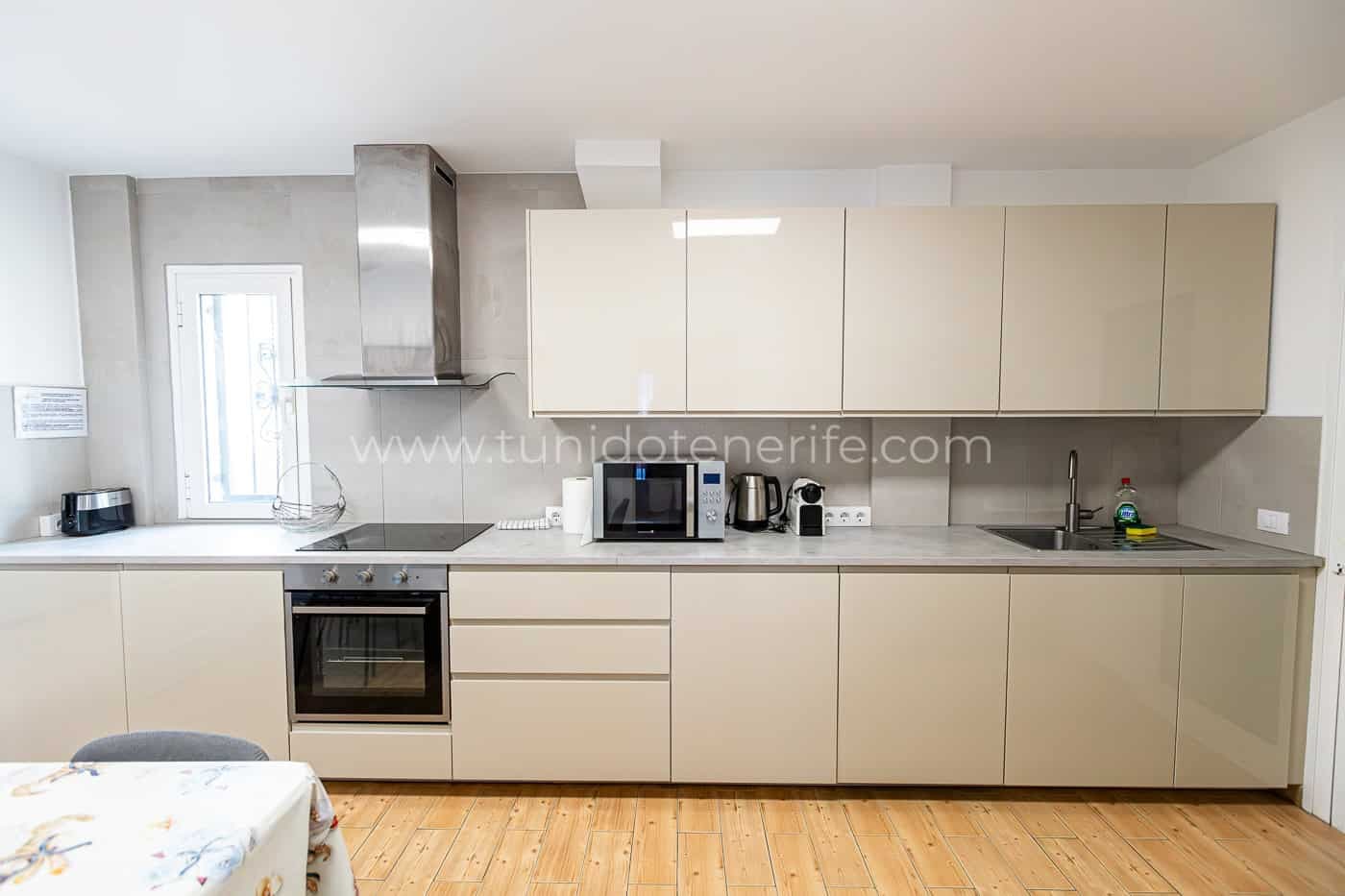 Cucina moderna con mobili bianchi e piano chiaro