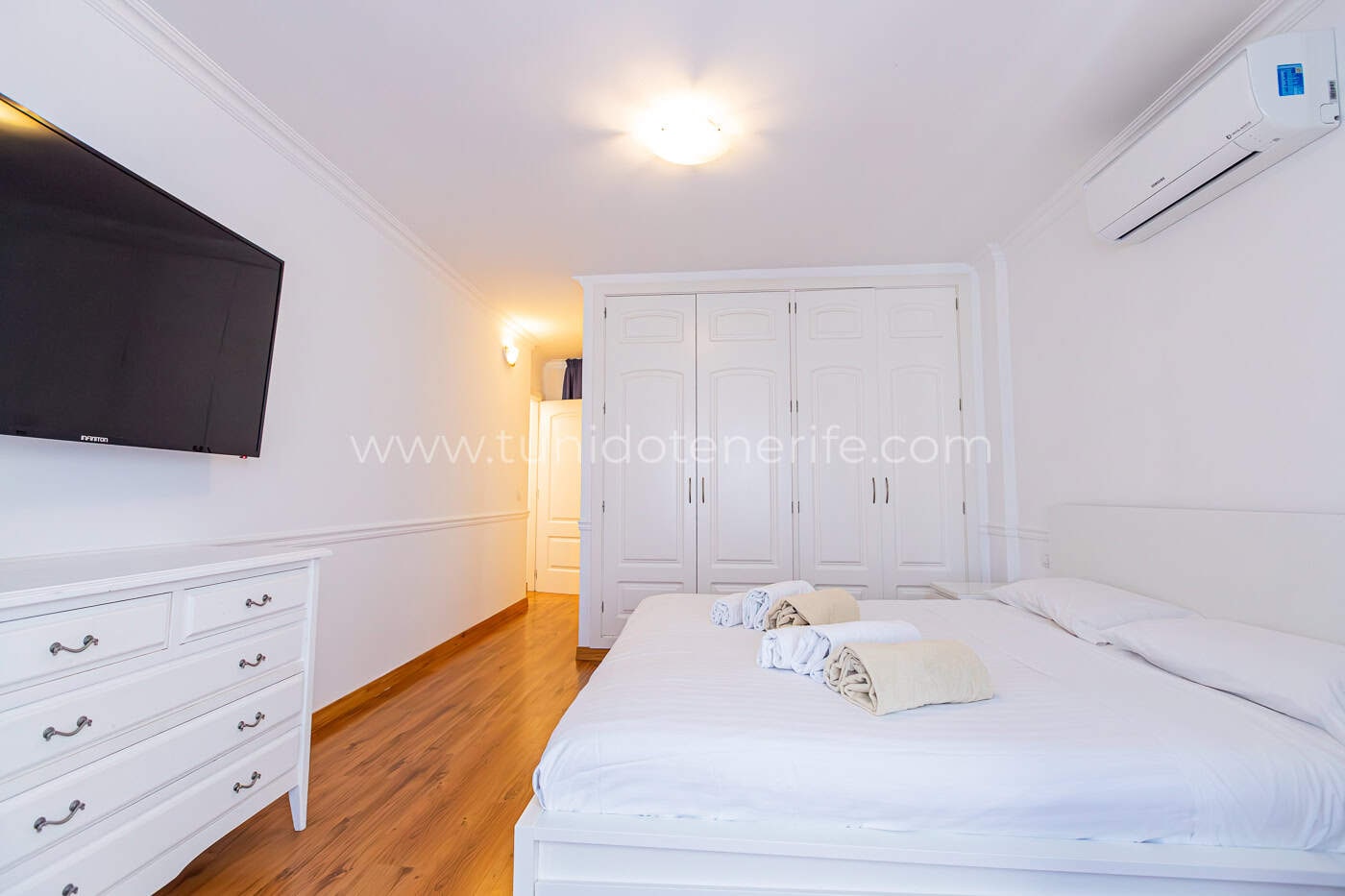 Camera da letto luminosa con letto matrimoniale e armadio a muro