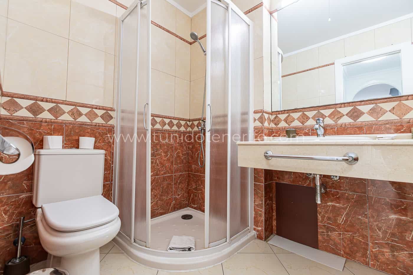 Bagno con doccia semicircolare, WC e lavabo