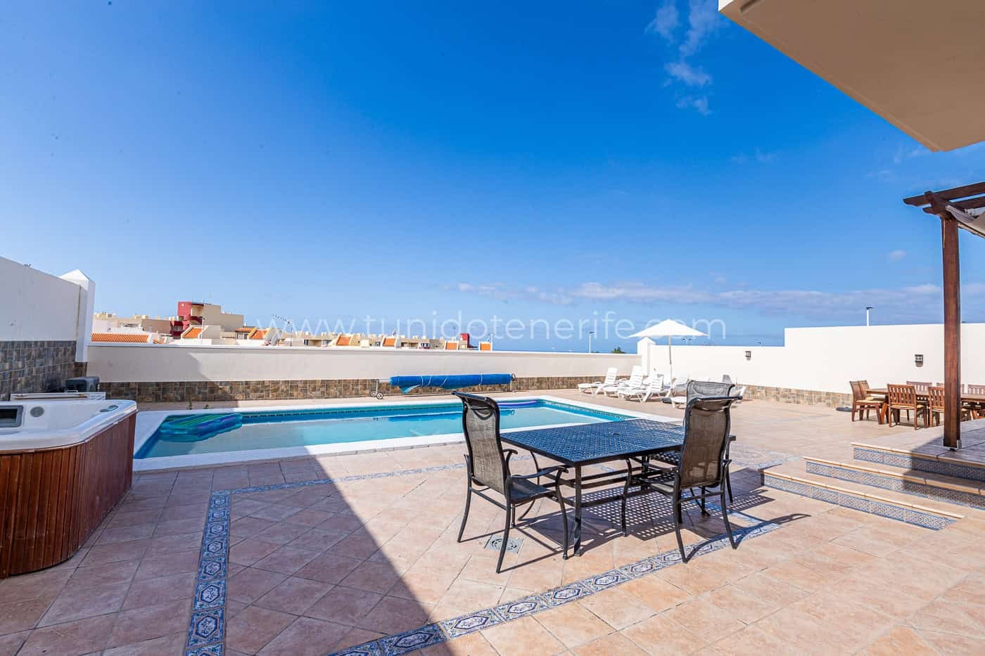 Terrazza con piscina, tavolo esterno e lettini