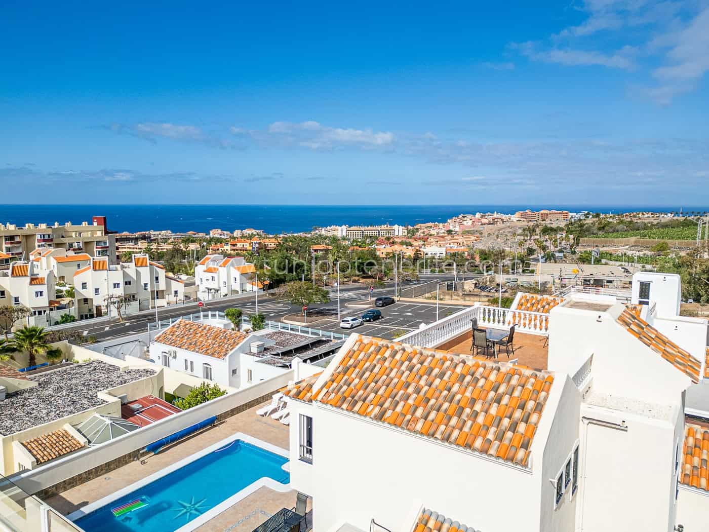 Vista mare su tetti bianchi e piscina esterna